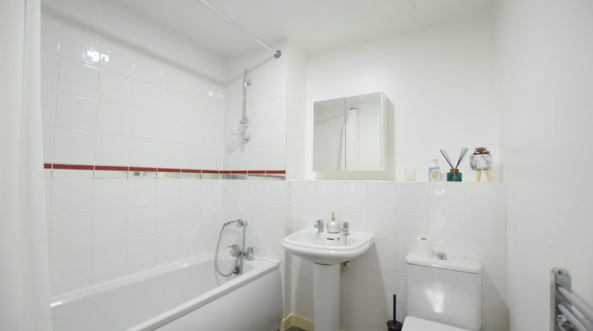 2 Bedroom Apartment For Sale in Monarch Way, Ilford, IG2 